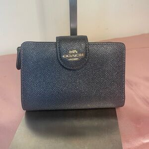 Authentic Coach Wallet! #055NC Coach Medium Corner Zip Wallet.  Model: 6390